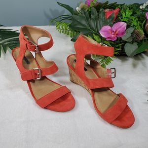 Tahari Fiona Wedges size 8 coral